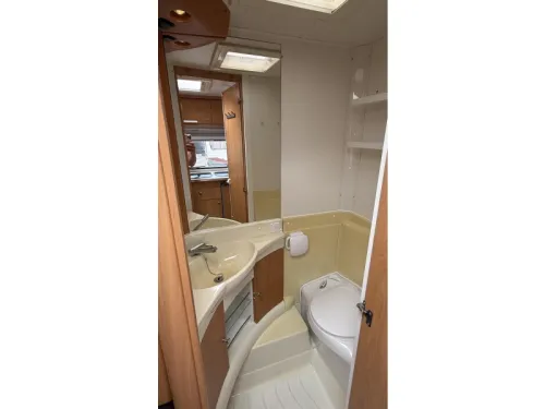 Chateau Caratt Nice 430 fixed bed toilet photo: 5