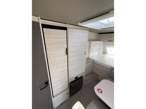 Dethleffs C'Joy Active 420 QSH COMPACT-XL REFRIGERATOR photo: 9