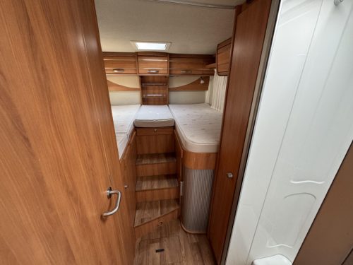 Hymer T 704 SL single beds levelling system photo: 17