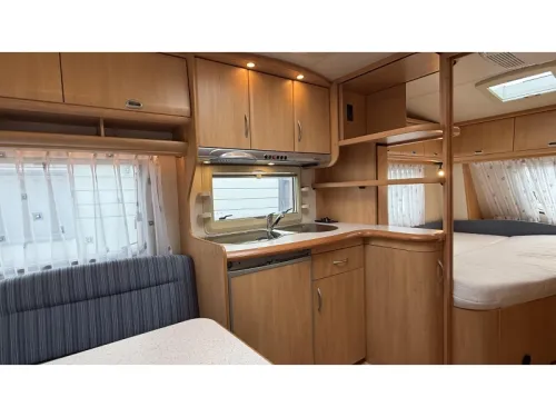 Hobby De luxe Easy 460 UFE franz&ouml;sisches Bett Rundsitzgruppe Toilette Foto: 3