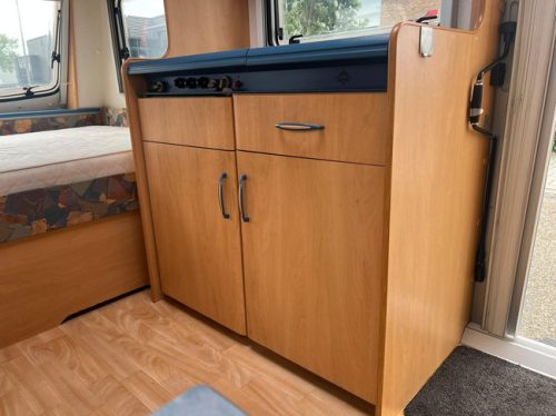 Hobby De Luxe 400 SF | Awning | Bike rack | Mover Semi Automatic | Fixed bed | Dinette (Train seat) | Tempo 100 | Shock absorbers photo: 11