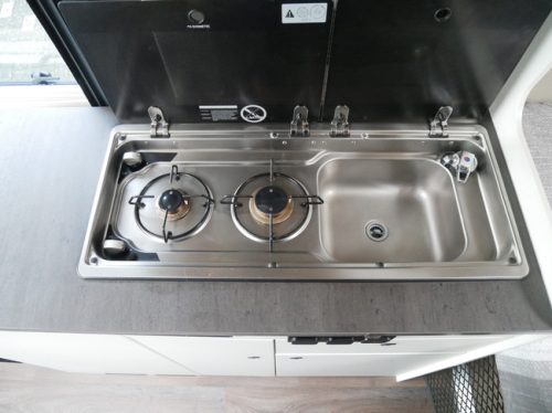Sunlight Cliff 600 XV, Camper van de 6 Meter, Cama transversal foto: 13