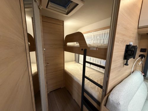 Knaus Sudwind Black Selection 500 QDK Etagenbett / Querbett Foto: 10