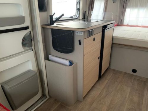 Eriba Touring Urban 530 Fliegengittert&uuml;r/Serviceluke/Markise Foto: 6