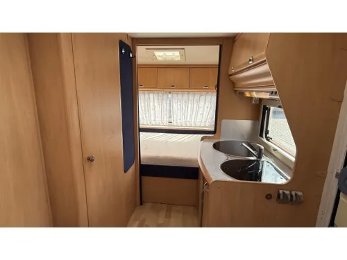 Hobby De luxe Easy 450 UF transverse bed round seating toilet photo: 2