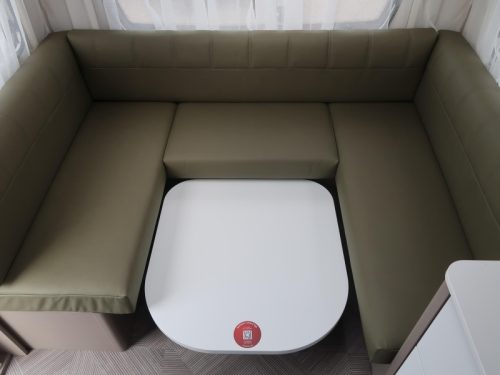 Dethleffs C'go Active 495 FR GER&Auml;UMIGE AUFTEILUNG UND HOHER K&Uuml;HLSCHRANK Foto: 12