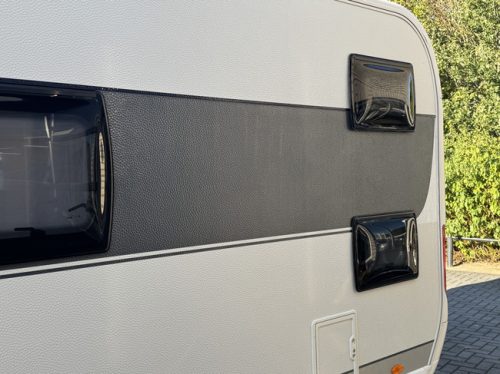 Hobby De Luxe 490 KMF met STAPELBED **6 Slaapplaatsen/Mover/1e eigenaar//Lichtmetalen velgen black/2x zonnepaneel/Autark/Nette caravan foto: 9