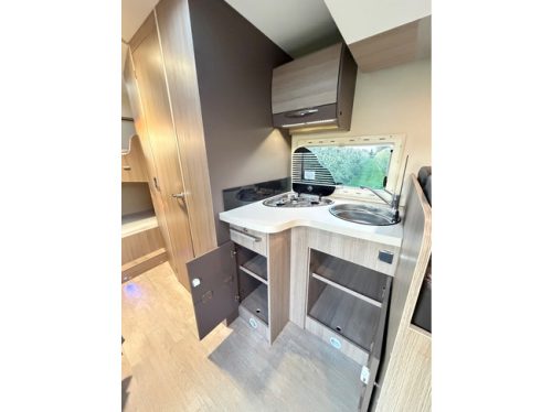 Chausson 616 5 SITZPL&Auml;TZE / STOCKBETT / HUBBETT / FAHRRADTR&Auml;GER / KAMERA / XXL K&Uuml;HLSCHRANK + GEFRIERFACH / TV / SICHERHEITSSCHLOSS / 155PS Foto: 6