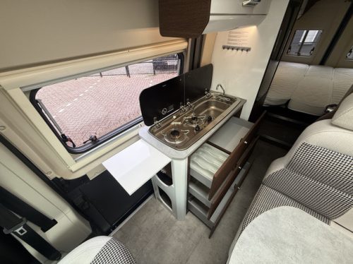 Karmann davis 620 9 speed automatic van conversion 141 hp euro 6 single beds awning flyscreen door swivelling bike rack solar panel photo: 14