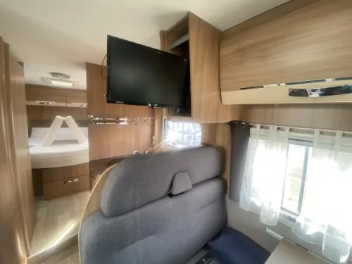 Pilote Aventura P 730 with queen bed AND LUXURY photo: 16