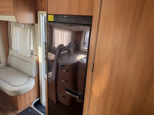 Hymer T 704 SL single beds levelling system photo: 29
