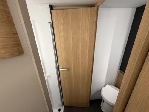 Adria Coral Plus 650 DC Queensbett / Automatik Foto: 15