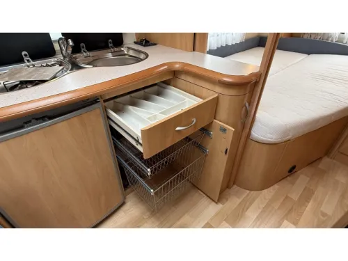 Hobby De luxe Easy 460 UFE franz&ouml;sisches Bett Rundsitzgruppe Toilette Foto: 6