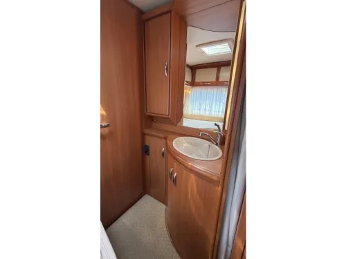 Hobby Prestige 495 UFE French bed round seating toilet photo: 12