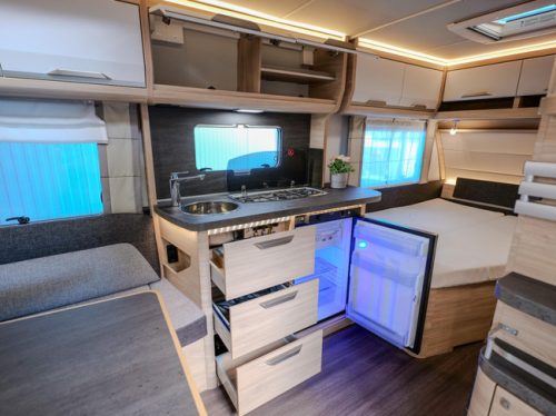 Knaus Sudwind 450 FU ROUND SEATING, MOVER, AWNING photo: 12
