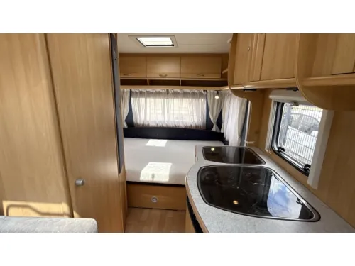 Dethleffs Camper 440 DB Rundsitzgruppe Festbett Toilette Foto: 2