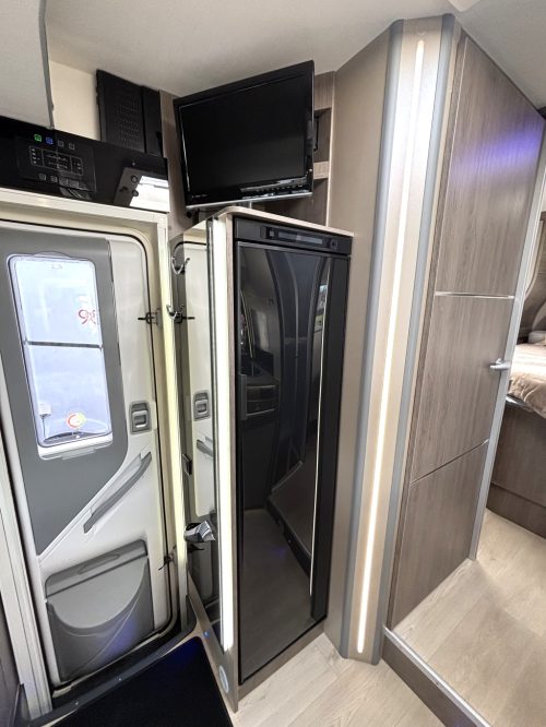 Chausson 768 XLB Titanium AUTOMATIC QUEEN BED + POP-TOP ROOF + F2F photo: 8