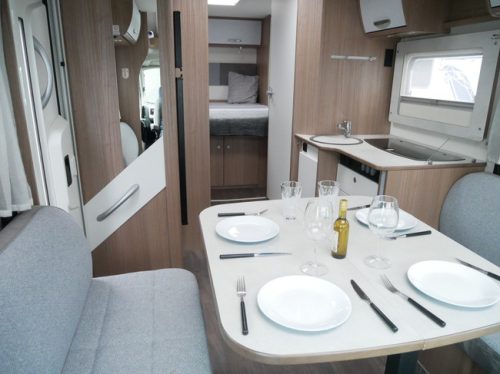 Carado T459, Face-to-Face, Queensbed, Hubdach, XXL Garage, Klimaanlage Foto: 9