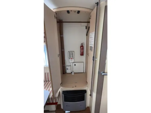 Hobby La Vita Bionda 495 UL single beds dinette photo: 4