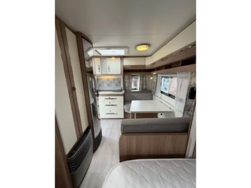 Hobby De Luxe 400 SFE Incl. Mover and Awning  photo: 18