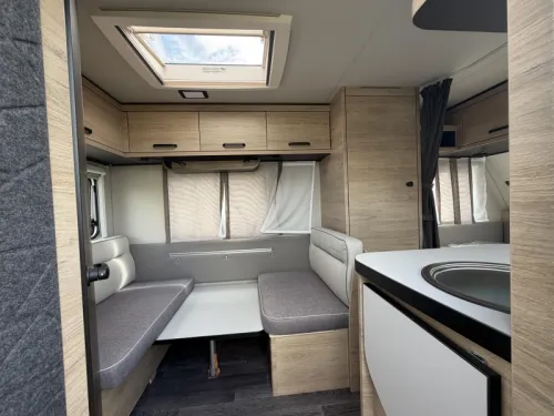 Weinsberg CaraOne Edition HOT 390 QD Sitzgruppe vorne / Querbett  Foto: 7