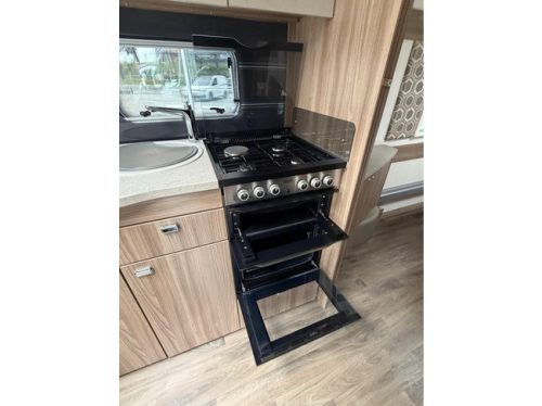Swift Elite 645 Levelling system Mover Awning Solar panel Oven photo: 12