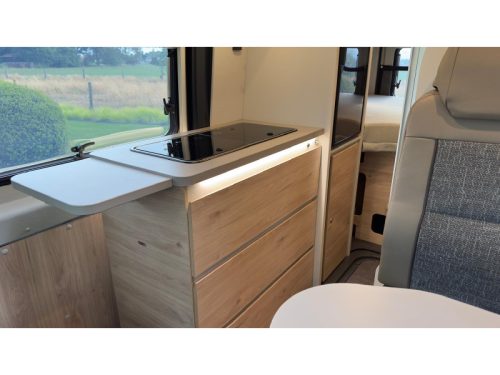 Dethleffs Globetrail Advantage 600 DR transverse bed pop-top roof upper bed photo: 9