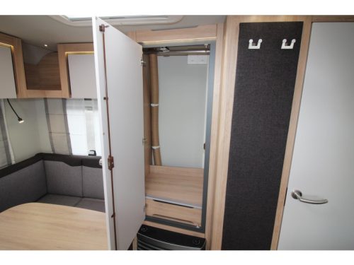 Knaus Sport 500 EU Camas individuales y asientos en c&iacute;rculo. foto: 16