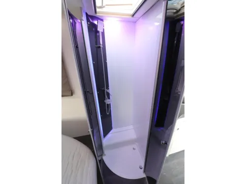 Chausson Titanium 738 XLB QUEENSBED + POP-TOP ROOF photo: 19