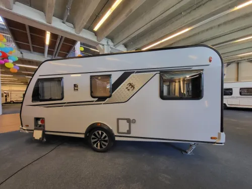 Caravane Knaus Sudwind Black Selection 460 EU super compl&egrave;te d'usine photo : 2
