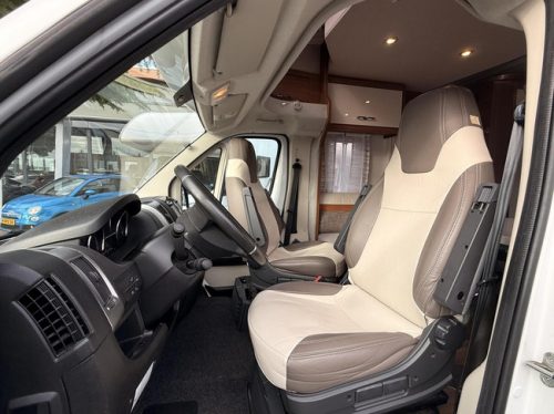 LMC H747 Single beds and a pop-top roof, bearlock, camera photo: 16