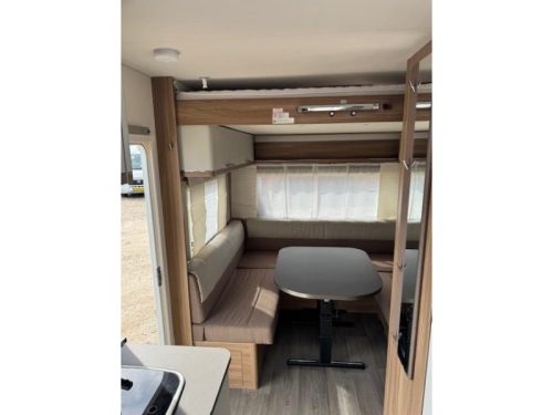 B&uuml;rstner Premio Plus 520 TL spacious family caravan photo: 8