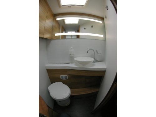 Adria Sonic Axess 700 SC Queensbed, Hubdach, Garage Foto: 12