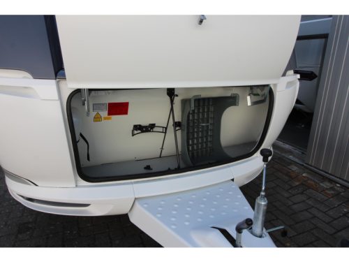 Hobby De Luxe 400 SFE French bed & tall refrigerator photo: 20