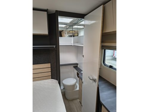 Hobby Optima De Luxe 70 F -Automaat-badkamer achter  foto: 15