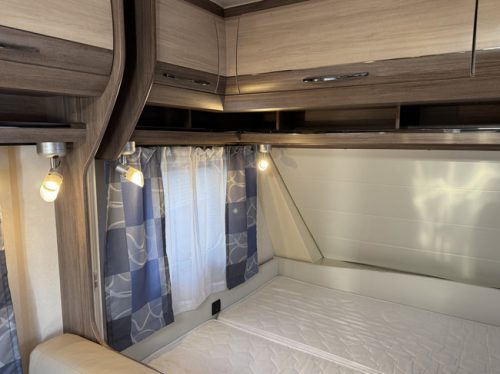 Hobby De Luxe 490 KMF met STAPELBED **6 Slaapplaatsen/Mover/1e eigenaar//Lichtmetalen velgen black/2x zonnepaneel/Autark/Nette caravan foto: 16