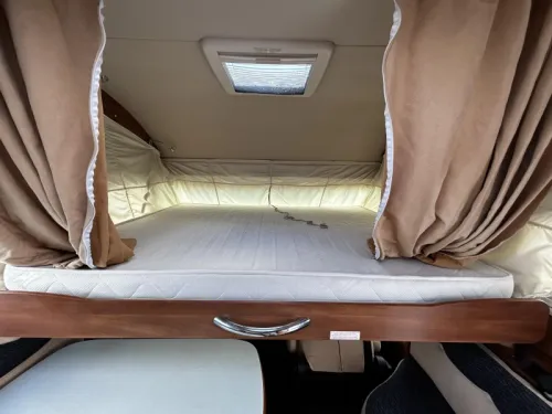 Laika Kreos 7010 French bed/pop-top roof/automatic photo: 10