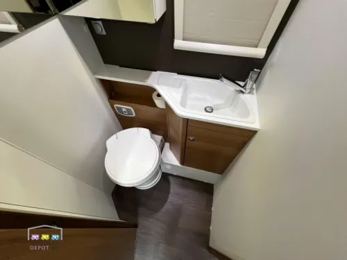 Adria Matrix M 670 SL Length and Lift Bed photo: 11