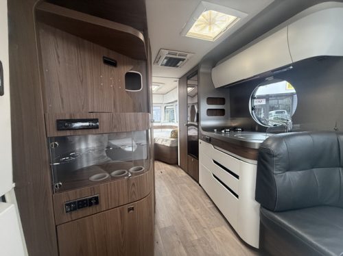 Eriba T 820 (TOURING 820) full options EP level systeem lengte bedden XT mover Truma zonnepanelen 2x dakairco Dometic elktr schotel foto: 21