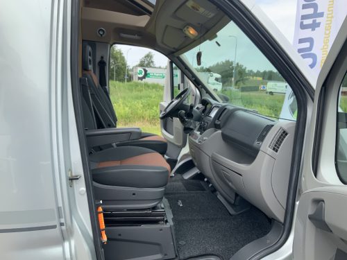 Knaus Van Ti 600 ME &ndash; Complete 3 liter 160 HP Semi-integrated, fixed bed, half-dinette, swivel seats Motorhome centre on the road photo: 23