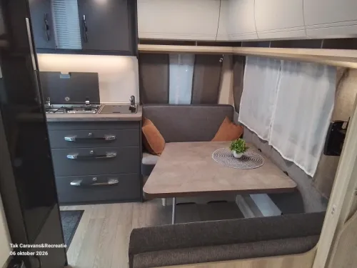 Hobby De Luxe 400 SFE model 2027 frans bed  foto: 8