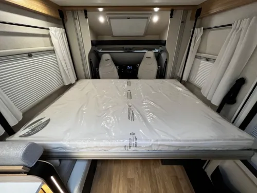 Pilote P 690 D Motorhome, Central pop-up bed photo: 13