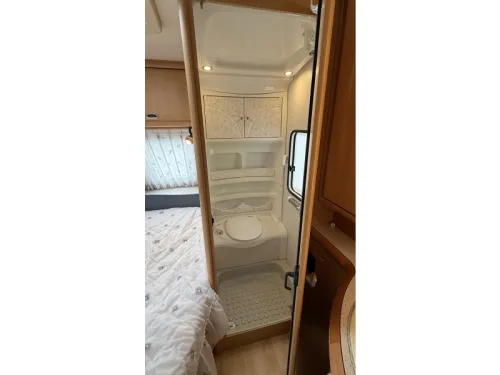 Hobby De luxe Easy 460 UFE franz&ouml;sisches Bett Rundsitzgruppe Toilette Foto: 11
