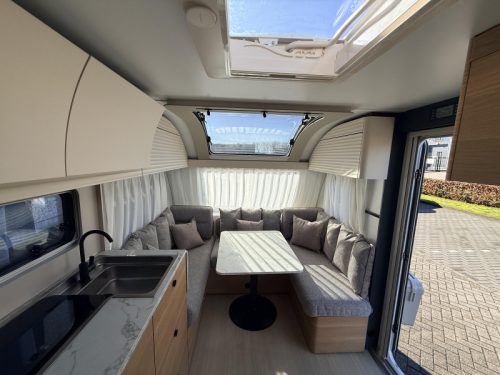 Adria Adora 522 UP FREE AIR CONDITIONING photo: 3