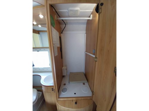 Hymer Eriba mit 44497 km und Dachklimaanlage Foto: 12
