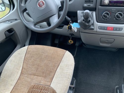 B&uuml;rstner Nexxo 569 Semi-integrated, Train seat, French bed, two swivel chairs, small camper, Year 2010 Camper centrum on the road photo: 20