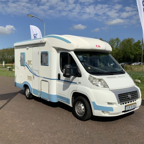 Adria Compact 2.3 MultiJ. 130 PS, Teilintegriert, franz&ouml;sisches Bett hinten, Motorklimaanlage, Anh&auml;ngerkupplung, kleiner Camper, Bj. 2009 Camp centrum on the road Marum Foto: 1