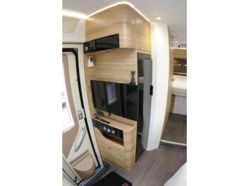 Adria Sonic Axess 700 SC Queensbed, Hubdach, Garage Foto: 8
