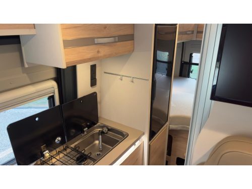 Dethleffs Globetrail Advantage 600 DR transverse bed pop-top roof upper bed photo: 12