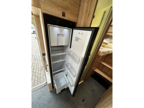 Eura Mobil Integra Line 720 EF Upper cabinets iplv drop-down bed photo: 12
